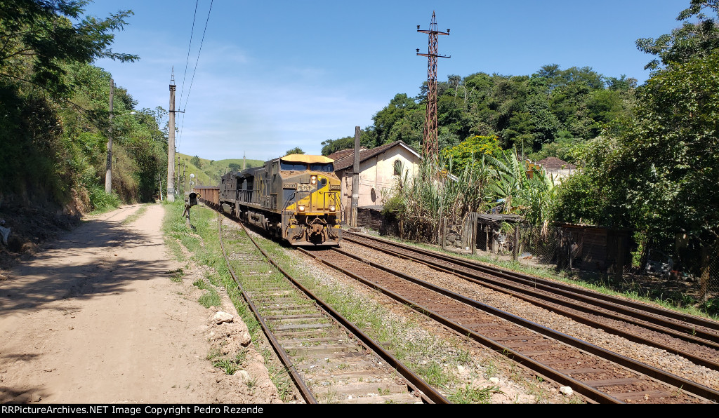 Ore train in Neri Ferreira